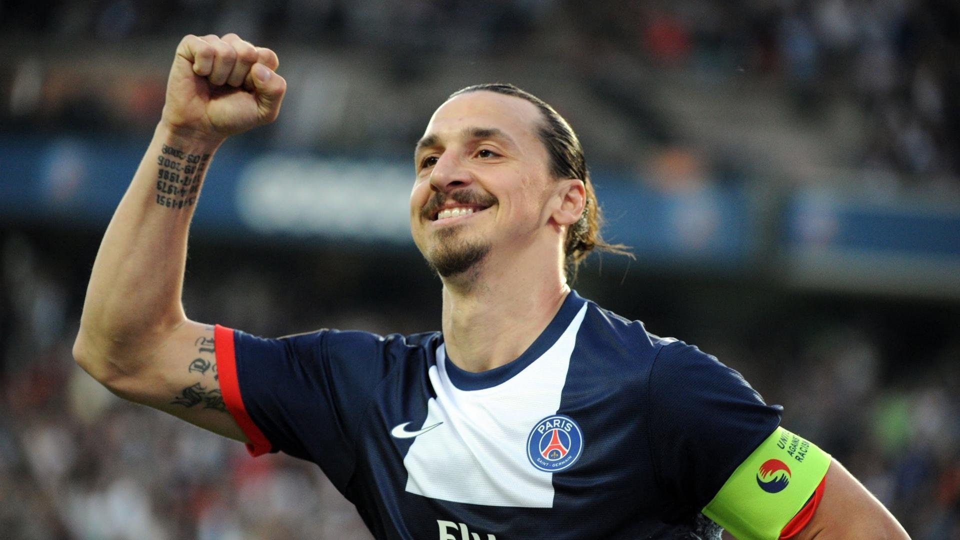 开云体育官方网站-曼联防线全面崩溃，紧急调整战术，曼联进攻