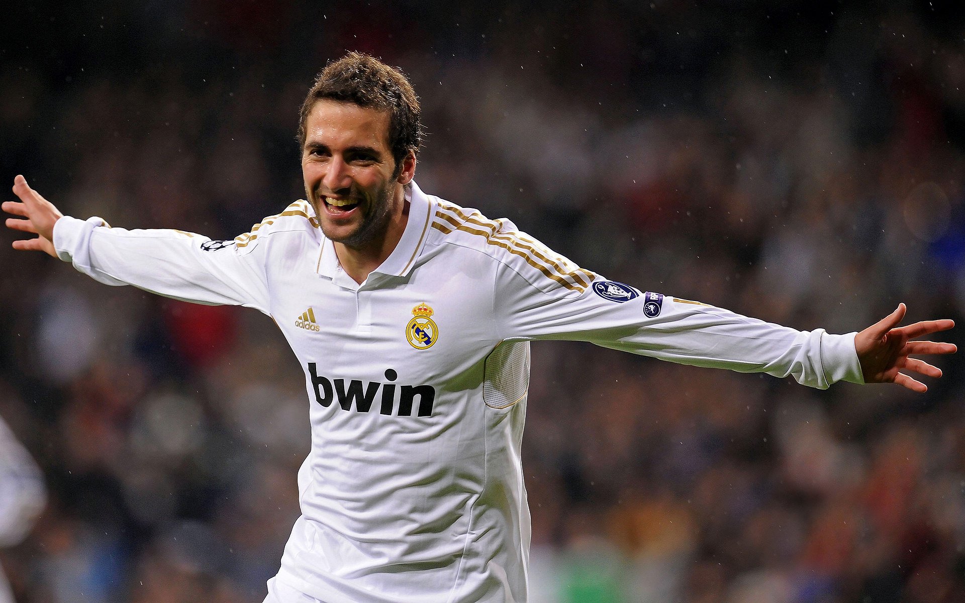 开云在线-格拉纳达豪取四连胜，领跑积分榜，格拉纳达近期战绩